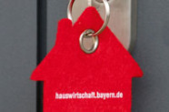 Schlüsselanhänger in Hausform mit Aufschrift hauswirtschaft.bayern.de
