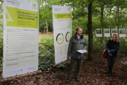 Der AELF-Behördenleiter Oliver Kröner steht vor zwei Info-Bannern.