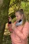Mädchen hält Stethoskop an Baumstamm