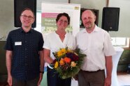 3 Personen stehen nebeneinander