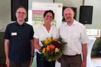 3 Personen stehen nebeneinander