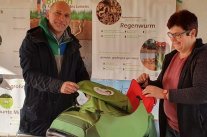 Rektor Frank-Paul von Schoen(links) mit Erlebnisbäuerin Anja Wagenbrenner
