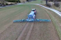 Traktor mit Pflug auf Acker